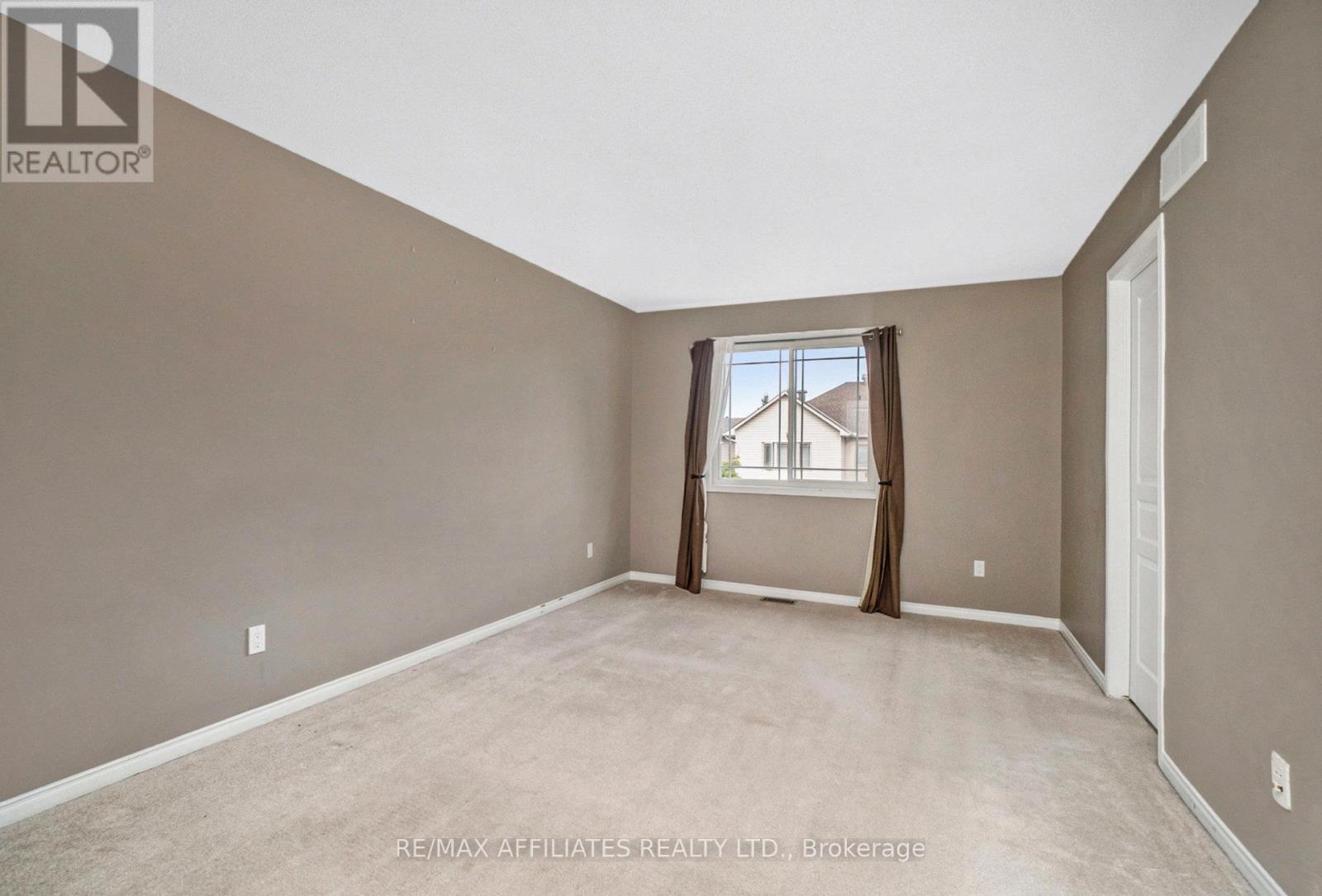 Photo 13 of 714 Regiment Avenue, Ottawa ON
