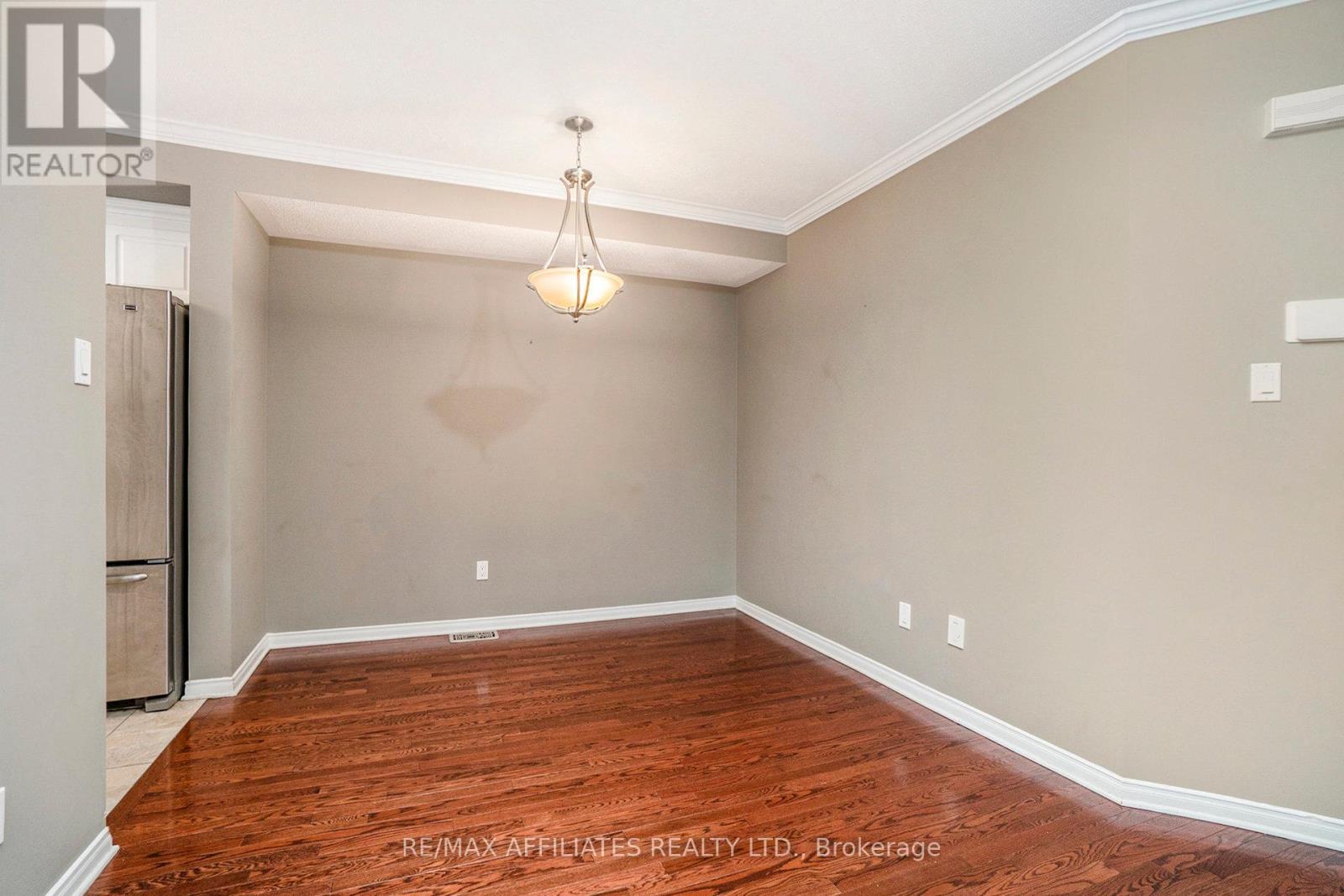 Photo 5 of 714 Regiment Avenue, Ottawa ON