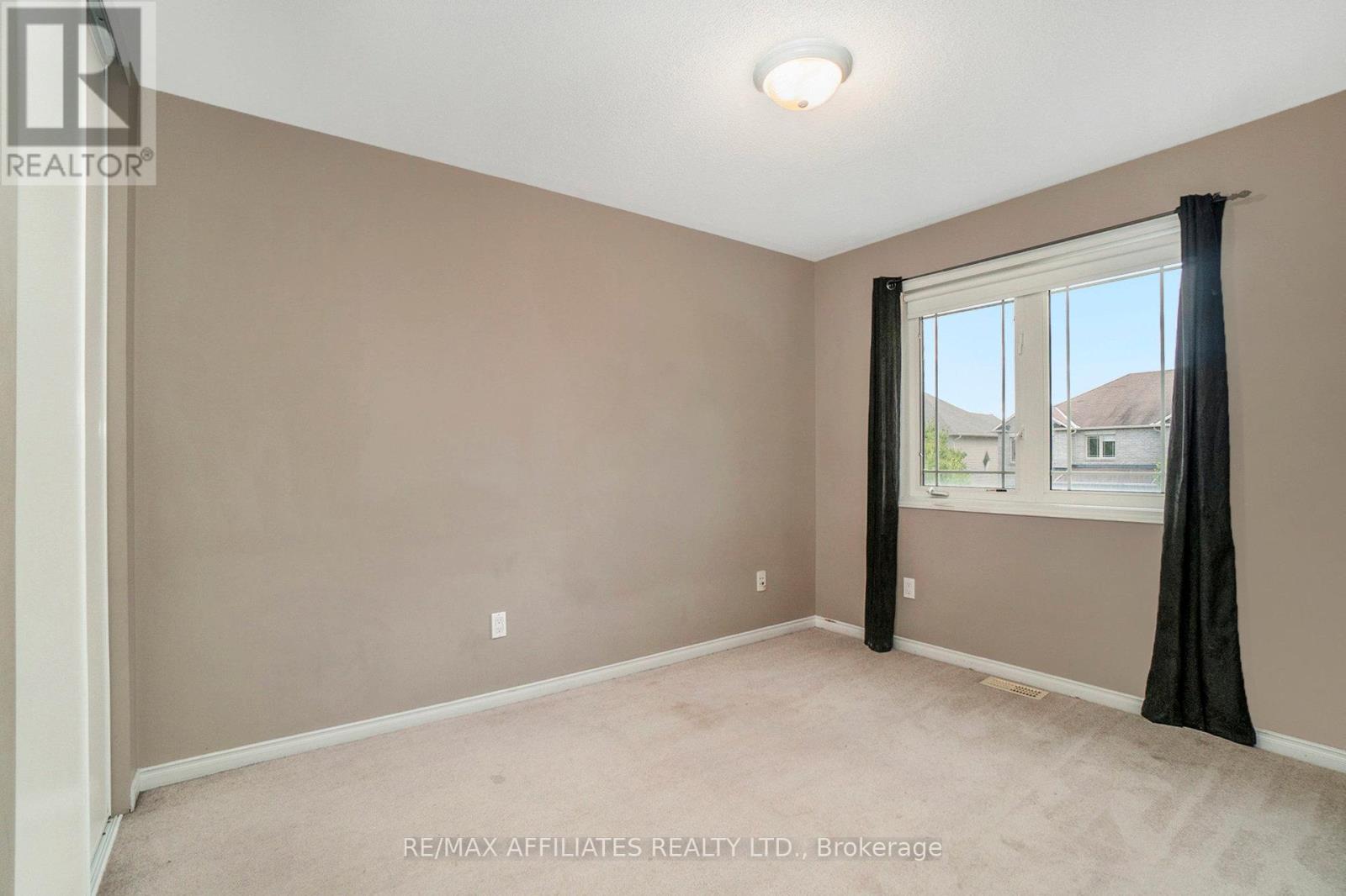Photo 16 of 714 Regiment Avenue, Ottawa ON