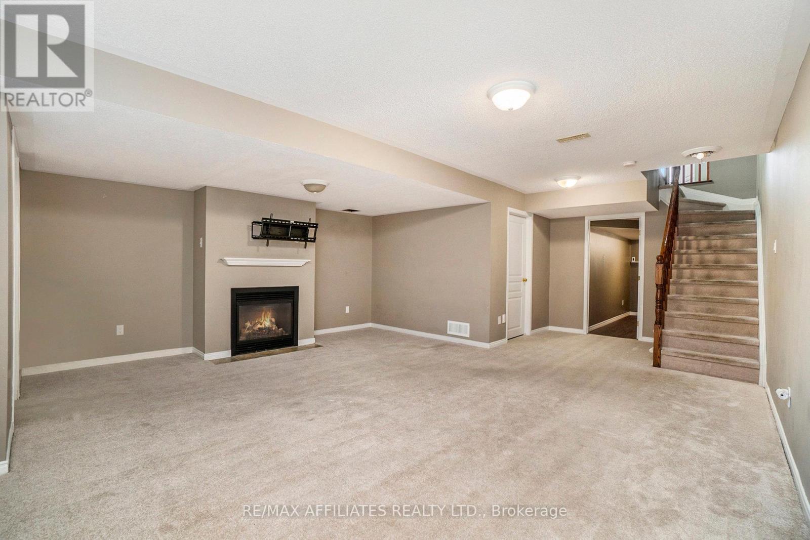 Photo 18 of 714 Regiment Avenue, Ottawa ON