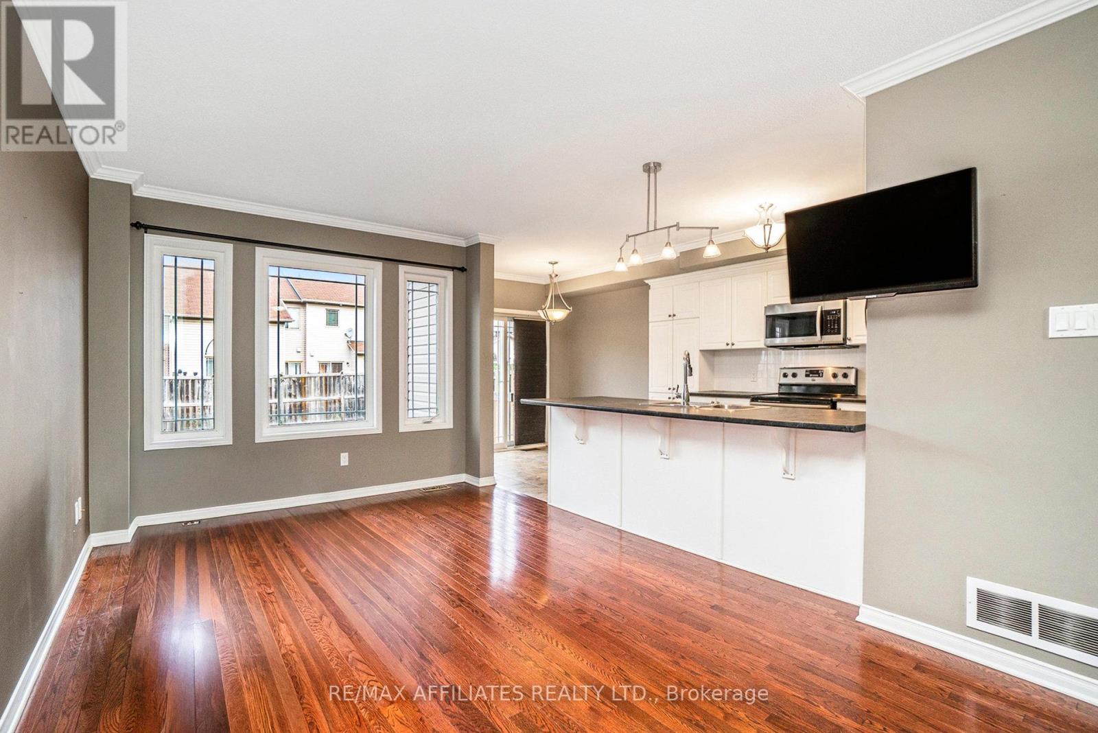 Photo 6 of 714 Regiment Avenue, Ottawa ON