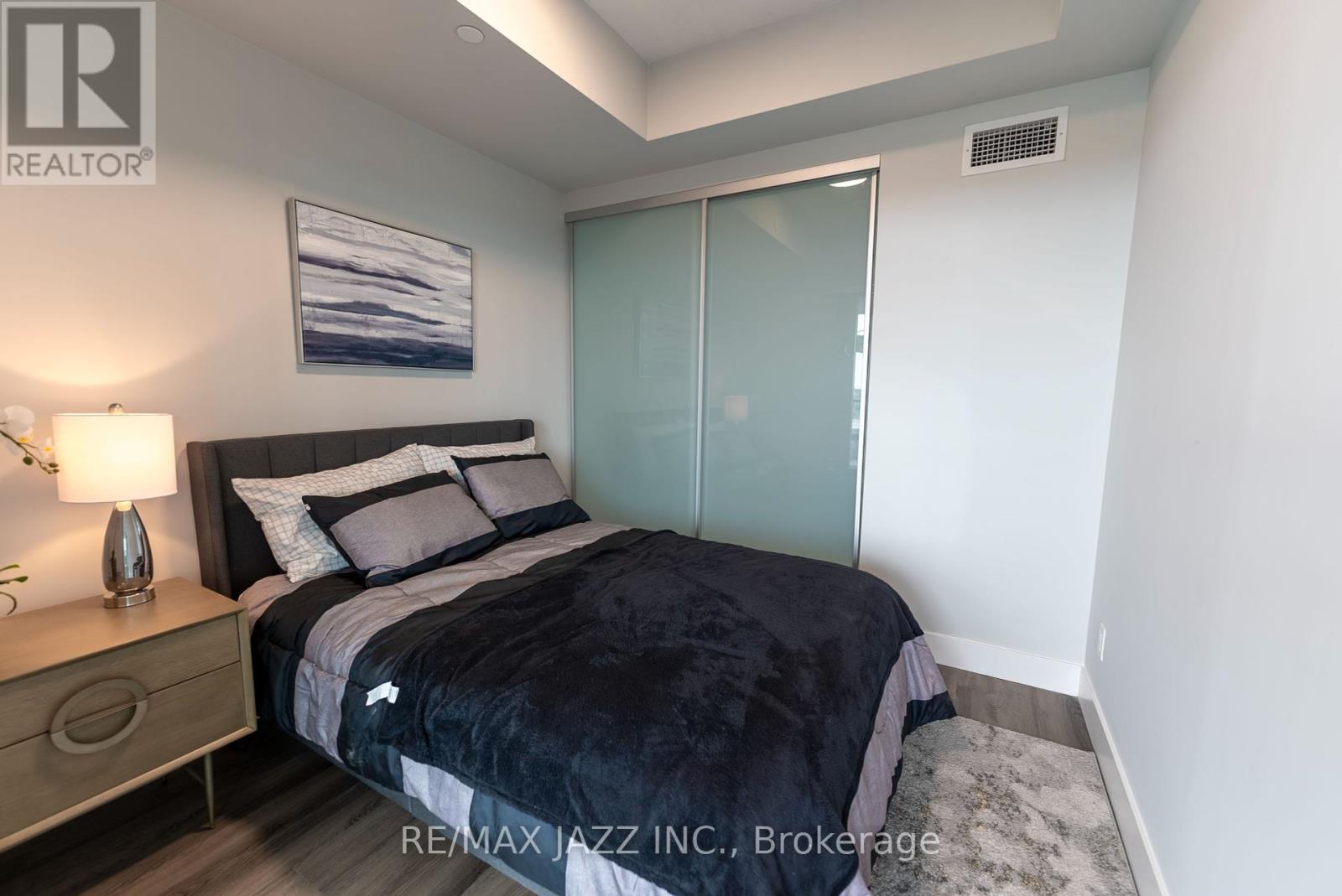 Photo 3 of 1605 80 Bond Street E, Oshawa ON