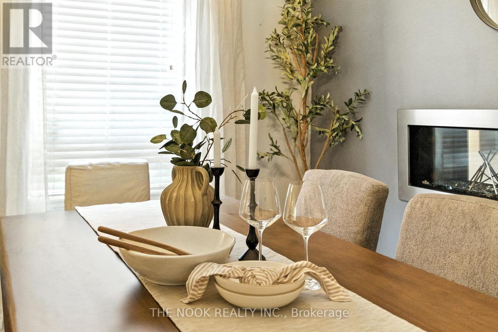 Photo 10 of 122 Estate Garden Drive, Richmond Hill ON