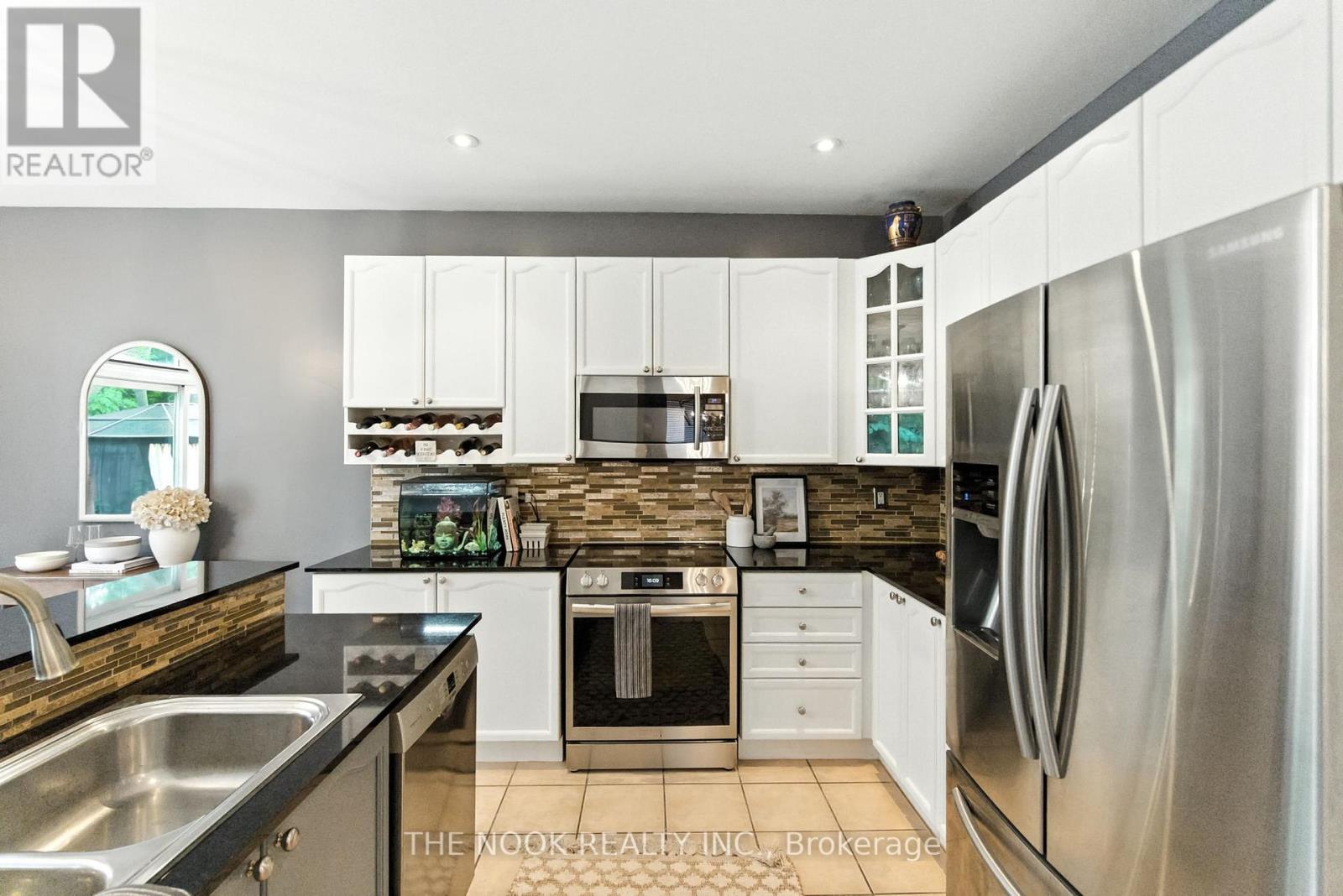 Photo 12 of 122 Estate Garden Drive, Richmond Hill ON