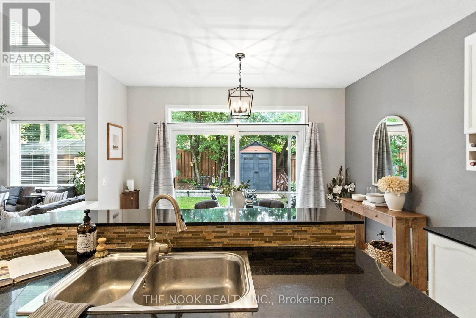 Photo 13 of 122 Estate Garden Drive, Richmond Hill ON
