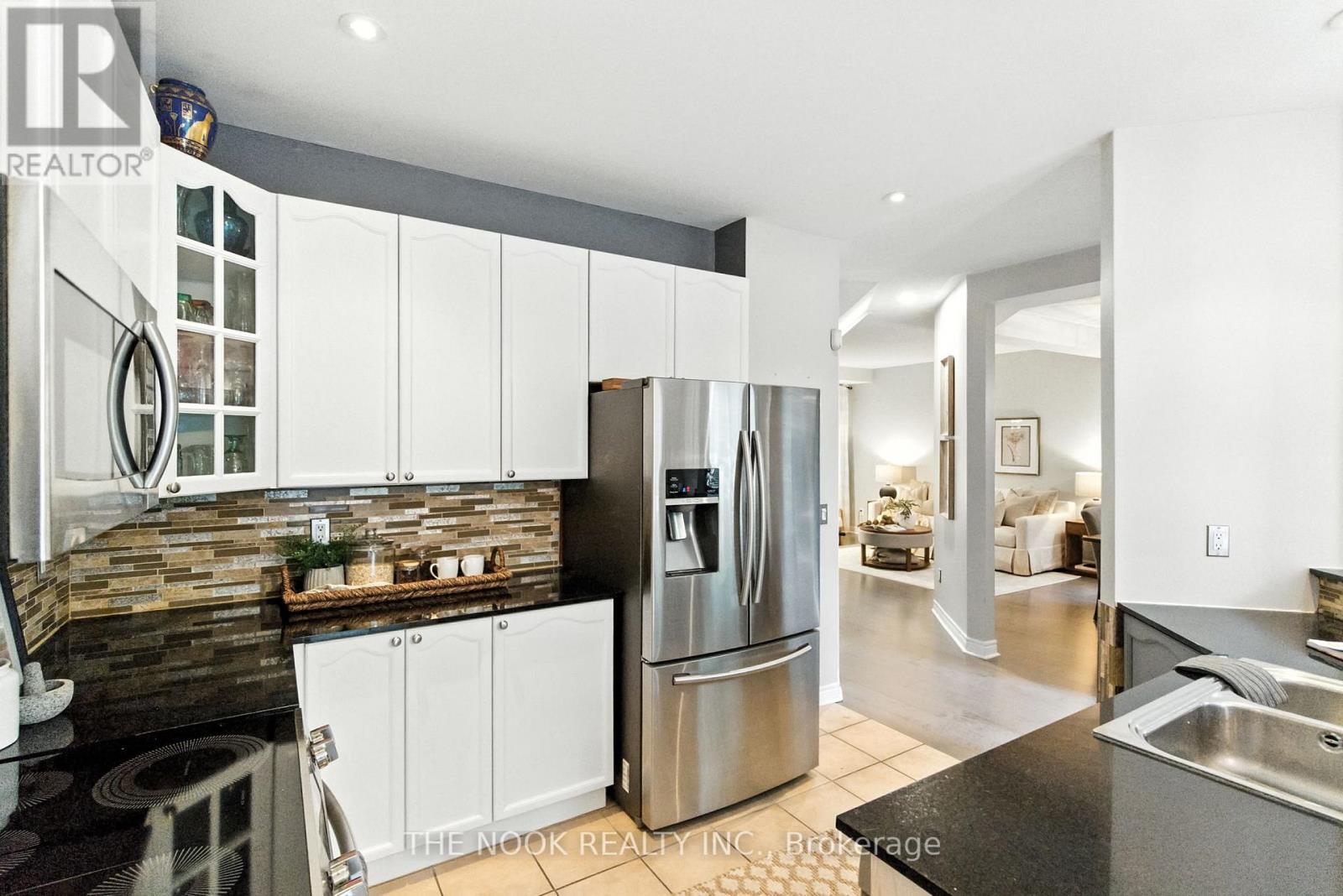 Photo 14 of 122 Estate Garden Drive, Richmond Hill ON
