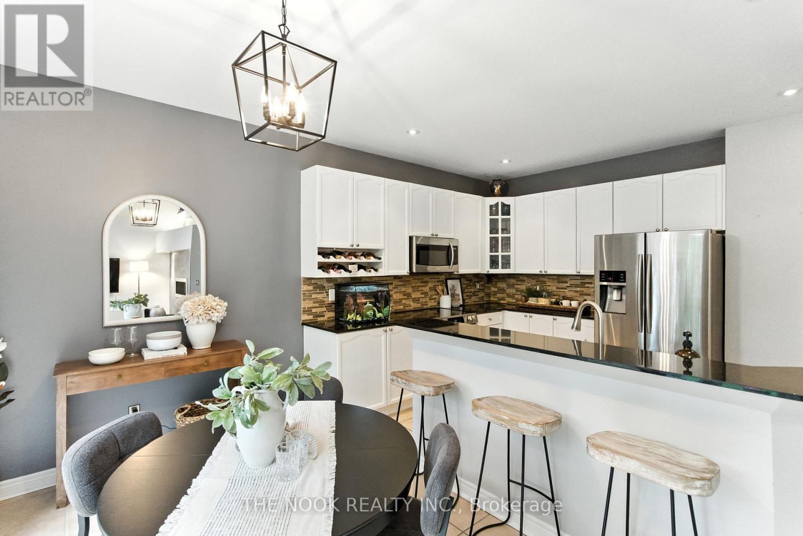 Photo 15 of 122 Estate Garden Drive, Richmond Hill ON