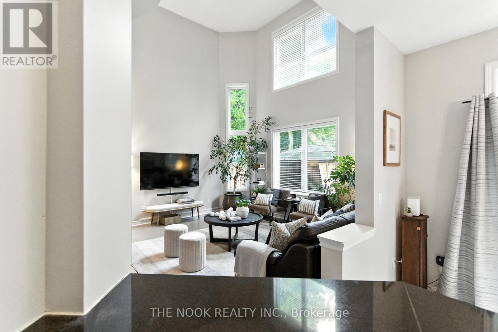 Photo 17 of 122 Estate Garden Drive, Richmond Hill ON