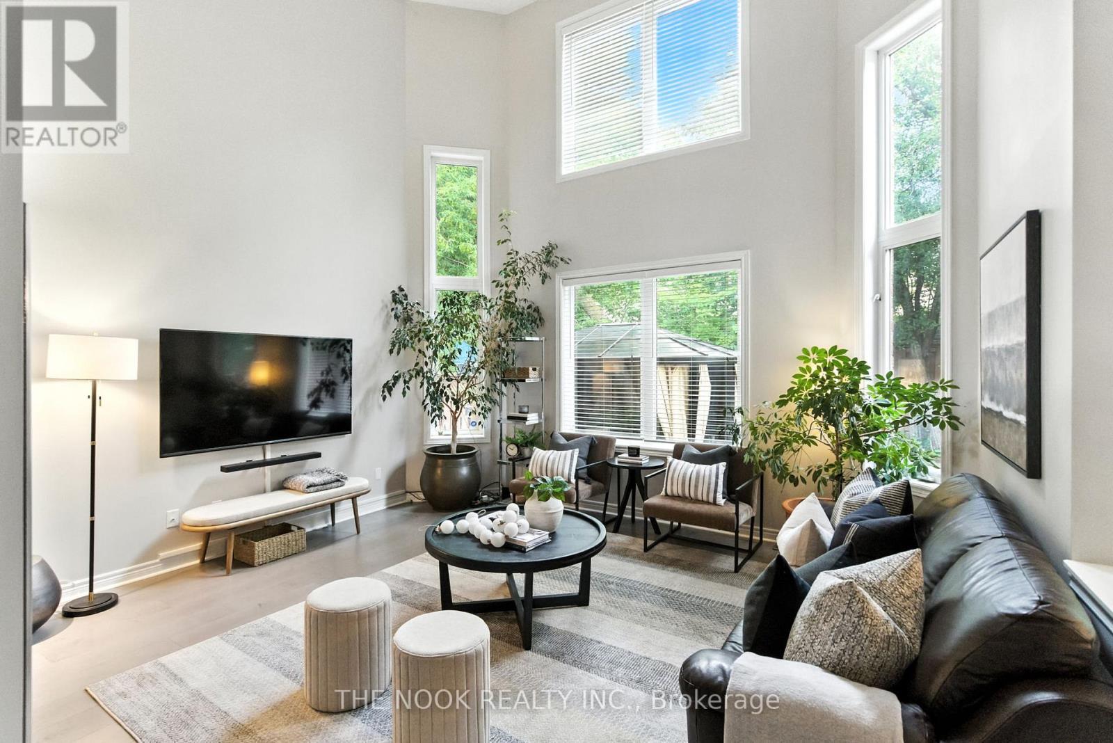 Photo 18 of 122 Estate Garden Drive, Richmond Hill ON