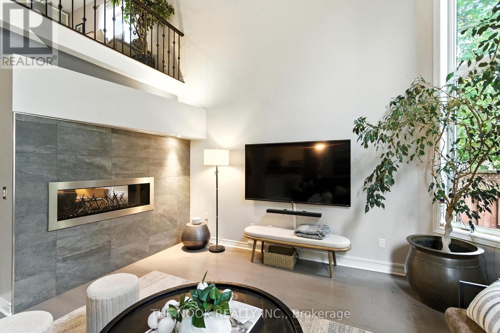 Photo 21 of 122 Estate Garden Drive, Richmond Hill ON
