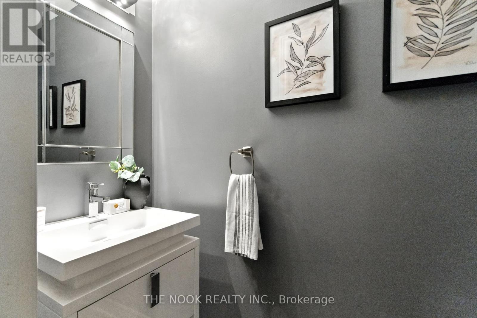 Photo 22 of 122 Estate Garden Drive, Richmond Hill ON