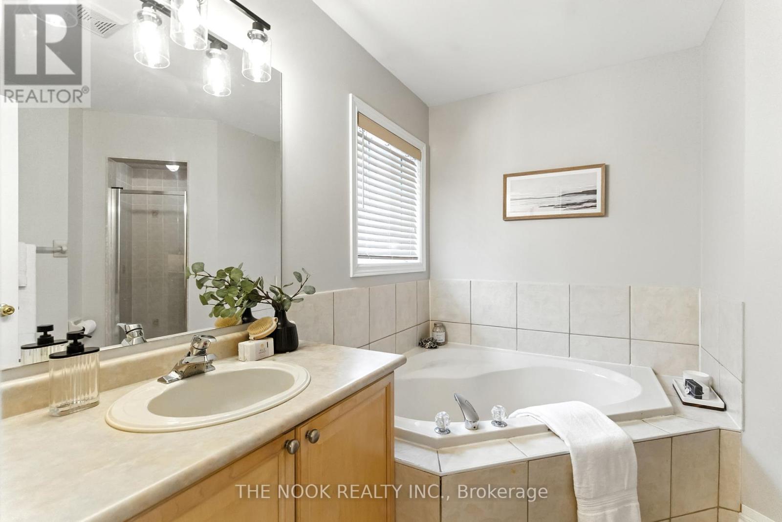Photo 29 of 122 Estate Garden Drive, Richmond Hill ON