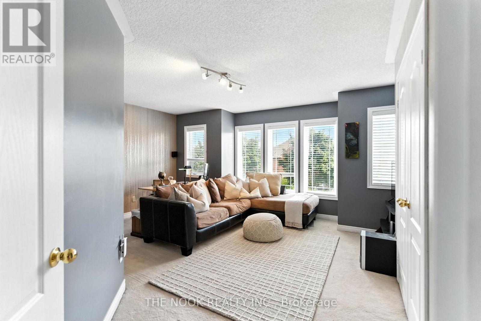 Photo 32 of 122 Estate Garden Drive, Richmond Hill ON