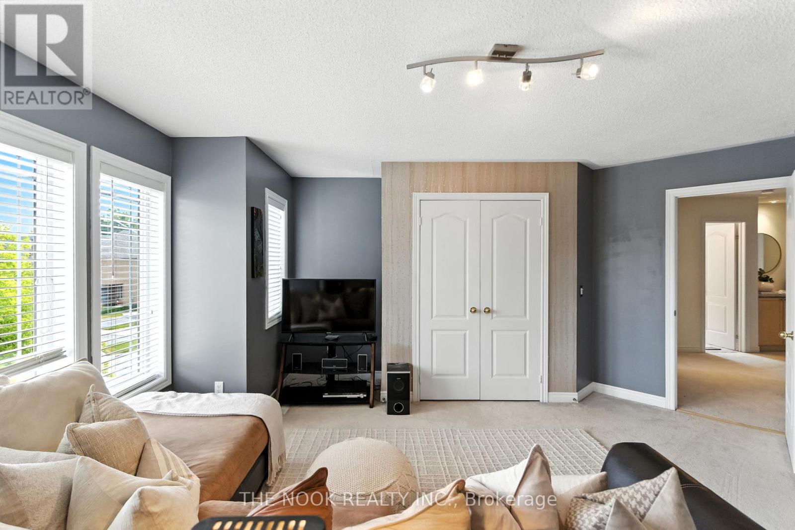 Photo 33 of 122 Estate Garden Drive, Richmond Hill ON