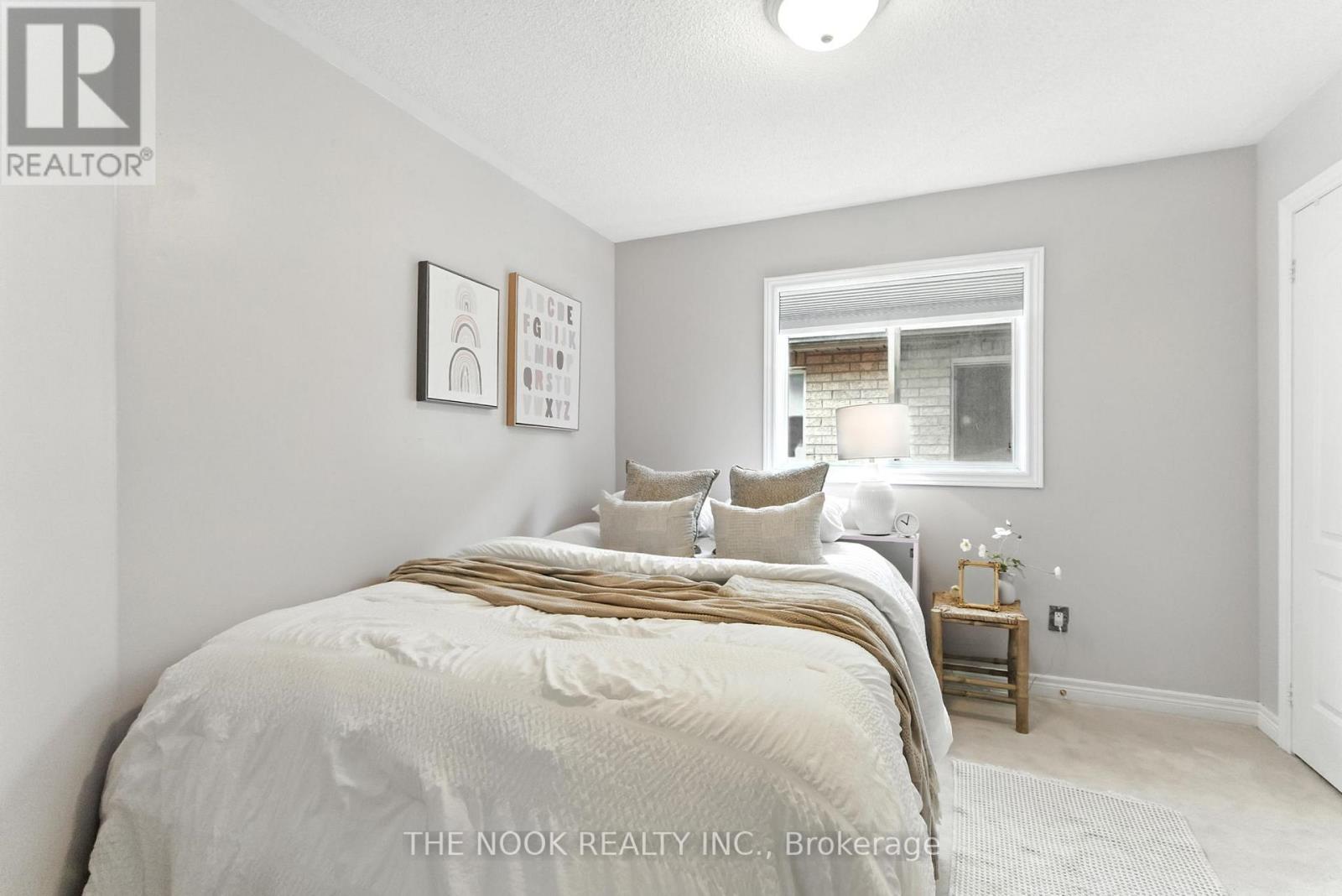 Photo 35 of 122 Estate Garden Drive, Richmond Hill ON