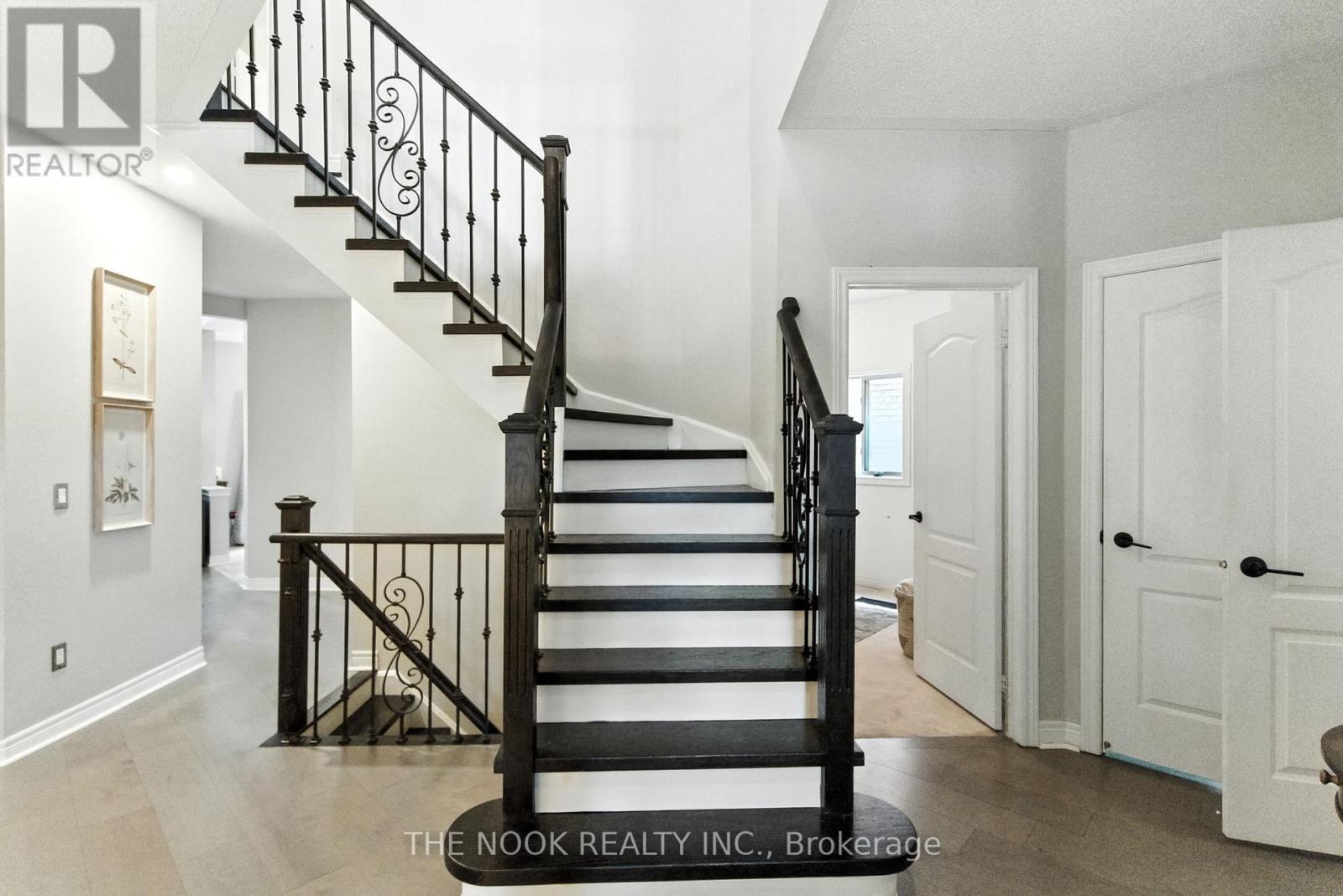 Photo 4 of 122 Estate Garden Drive, Richmond Hill ON