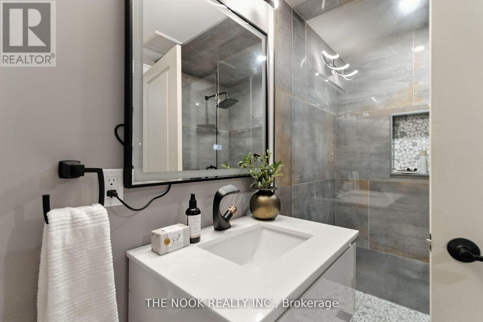 Photo 41 of 122 Estate Garden Drive, Richmond Hill ON