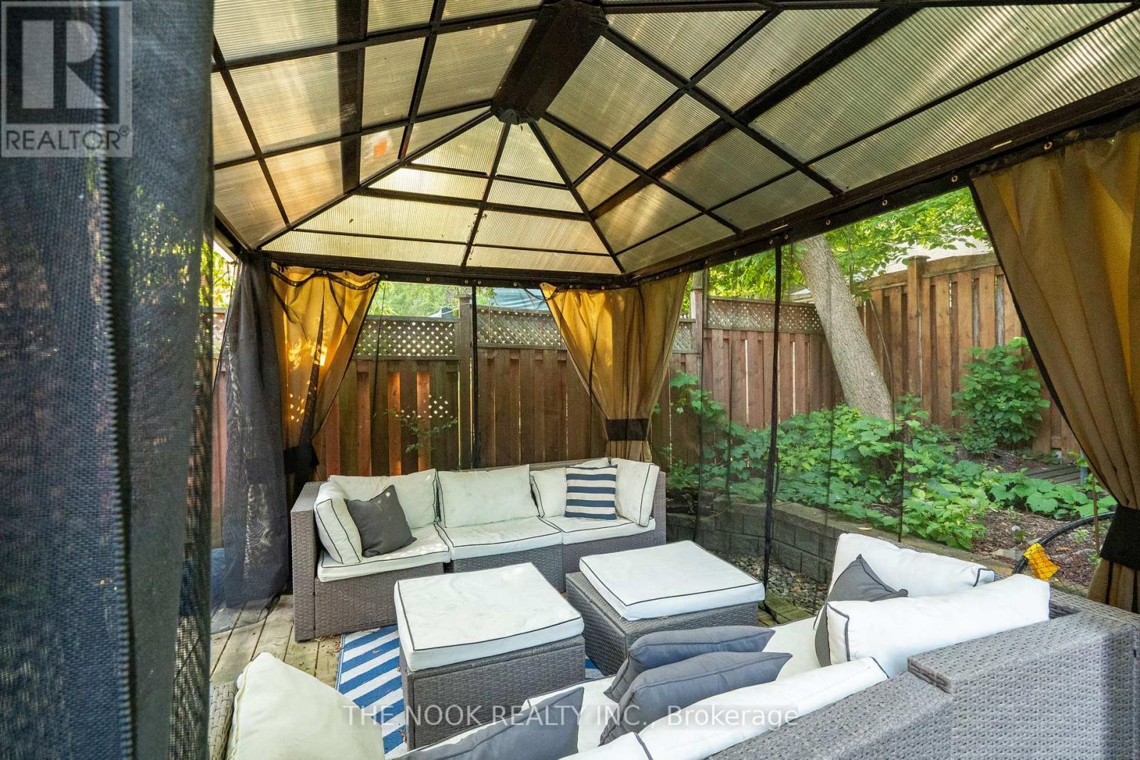 Photo 46 of 122 Estate Garden Drive, Richmond Hill ON