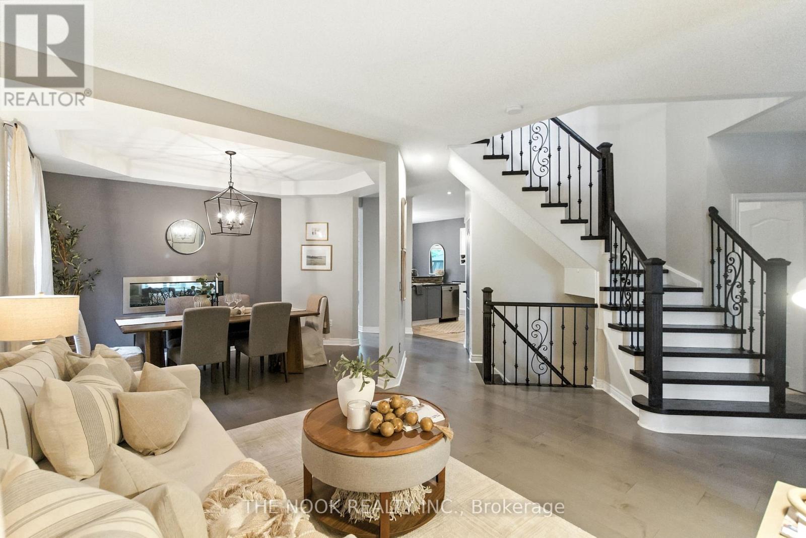 Photo 7 of 122 Estate Garden Drive, Richmond Hill ON