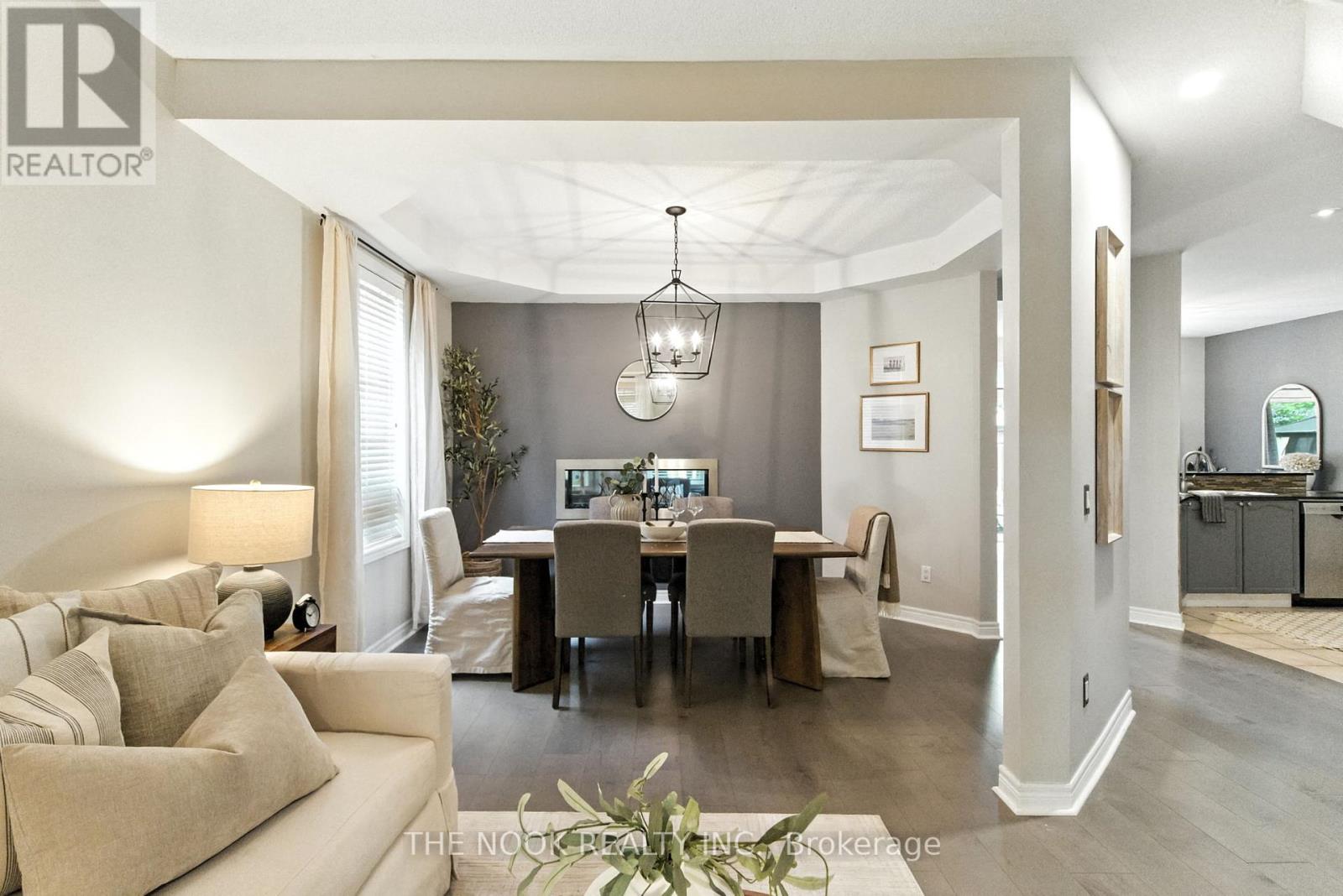 Photo 8 of 122 Estate Garden Drive, Richmond Hill ON