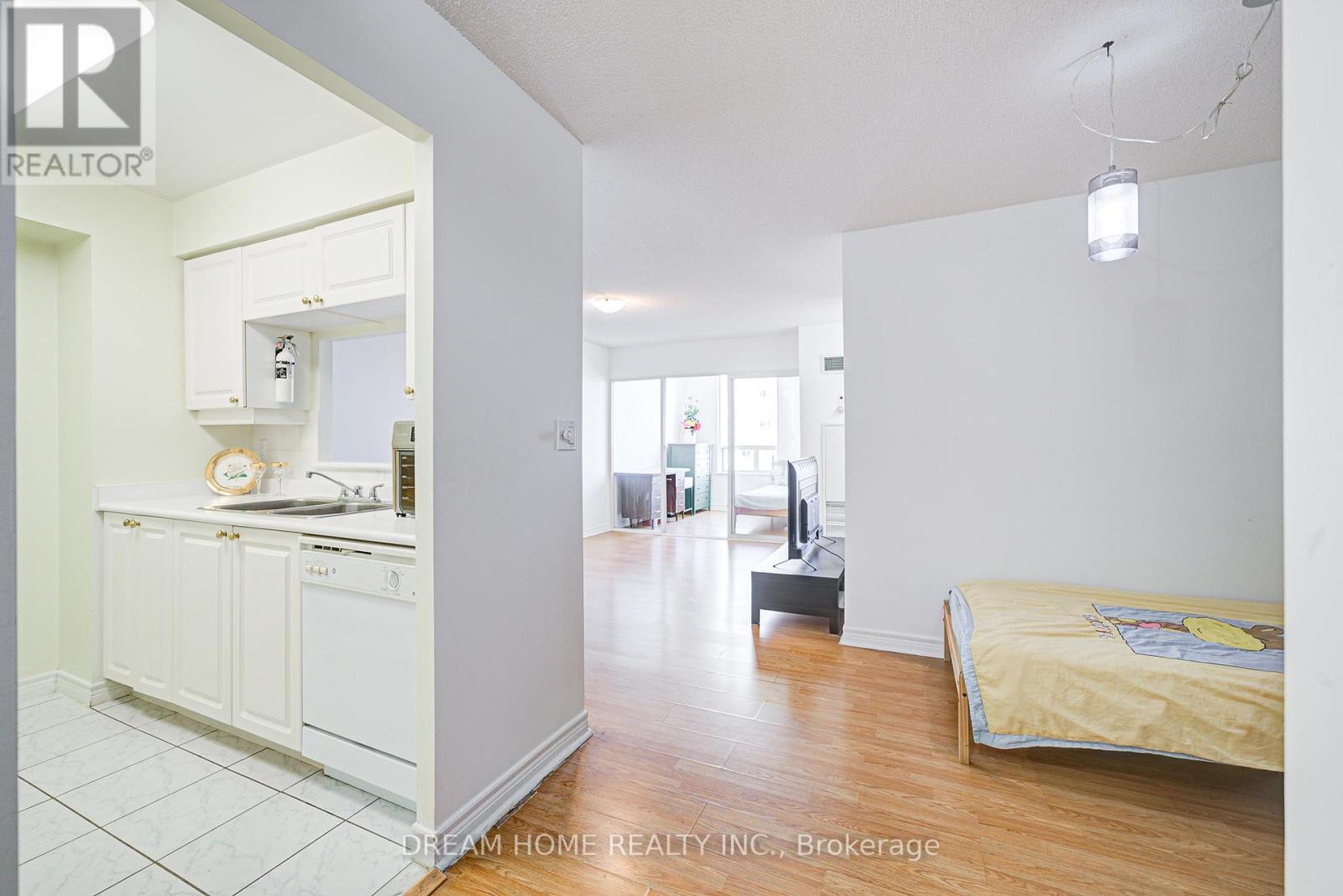 Photo 5 of 1531 68 Corporate Drive, Toronto ON