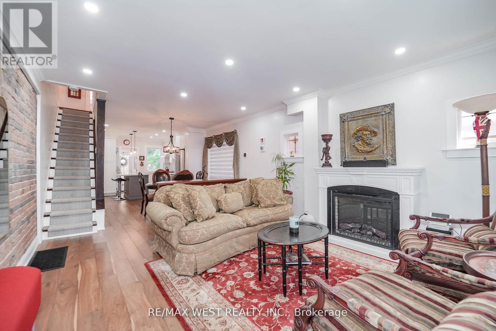 Photo 3 of 46 Rhyl Avenue, Toronto ON