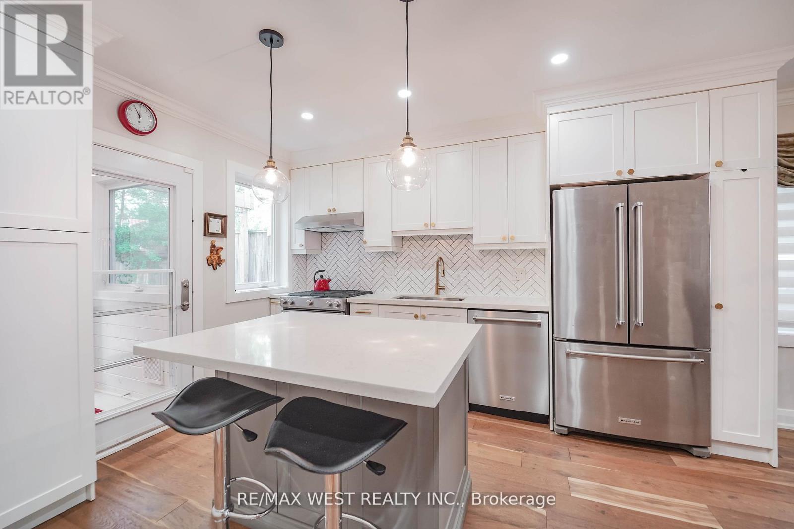 Photo 7 of 46 Rhyl Avenue, Toronto ON