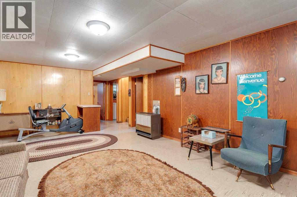 Photo 33 of 21 Wildwood Drive Sw, Calgary AB