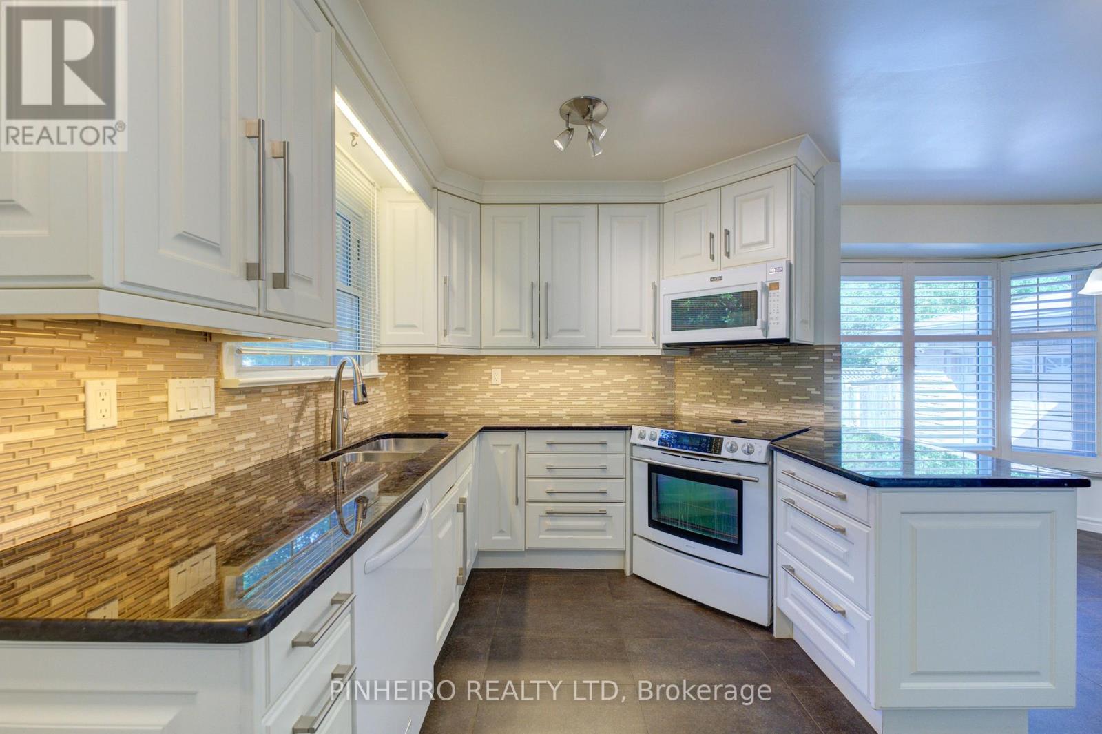 Photo 15 of 67 Harcroft Crescent, London South ON