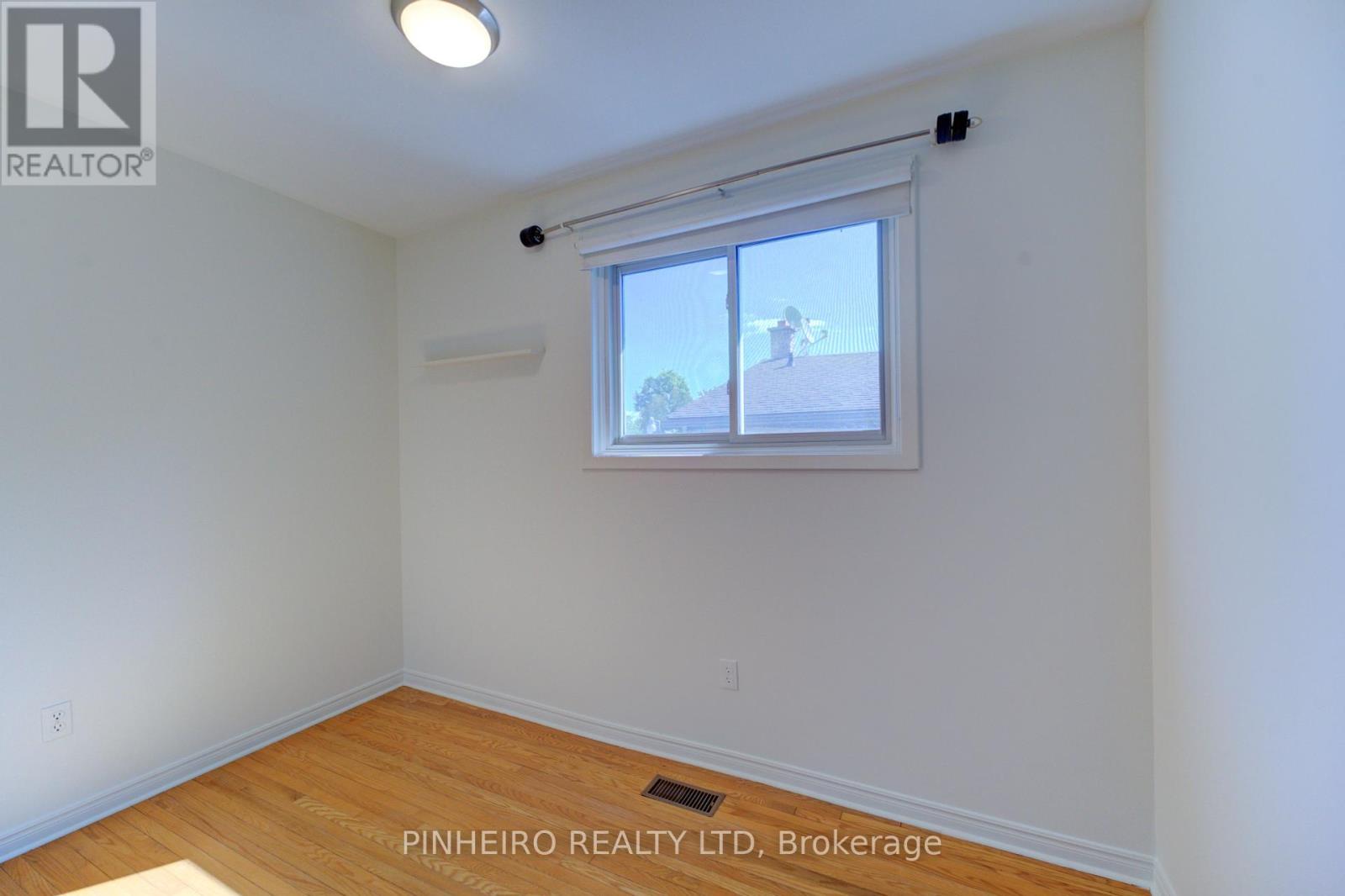 Photo 22 of 67 Harcroft Crescent, London South ON
