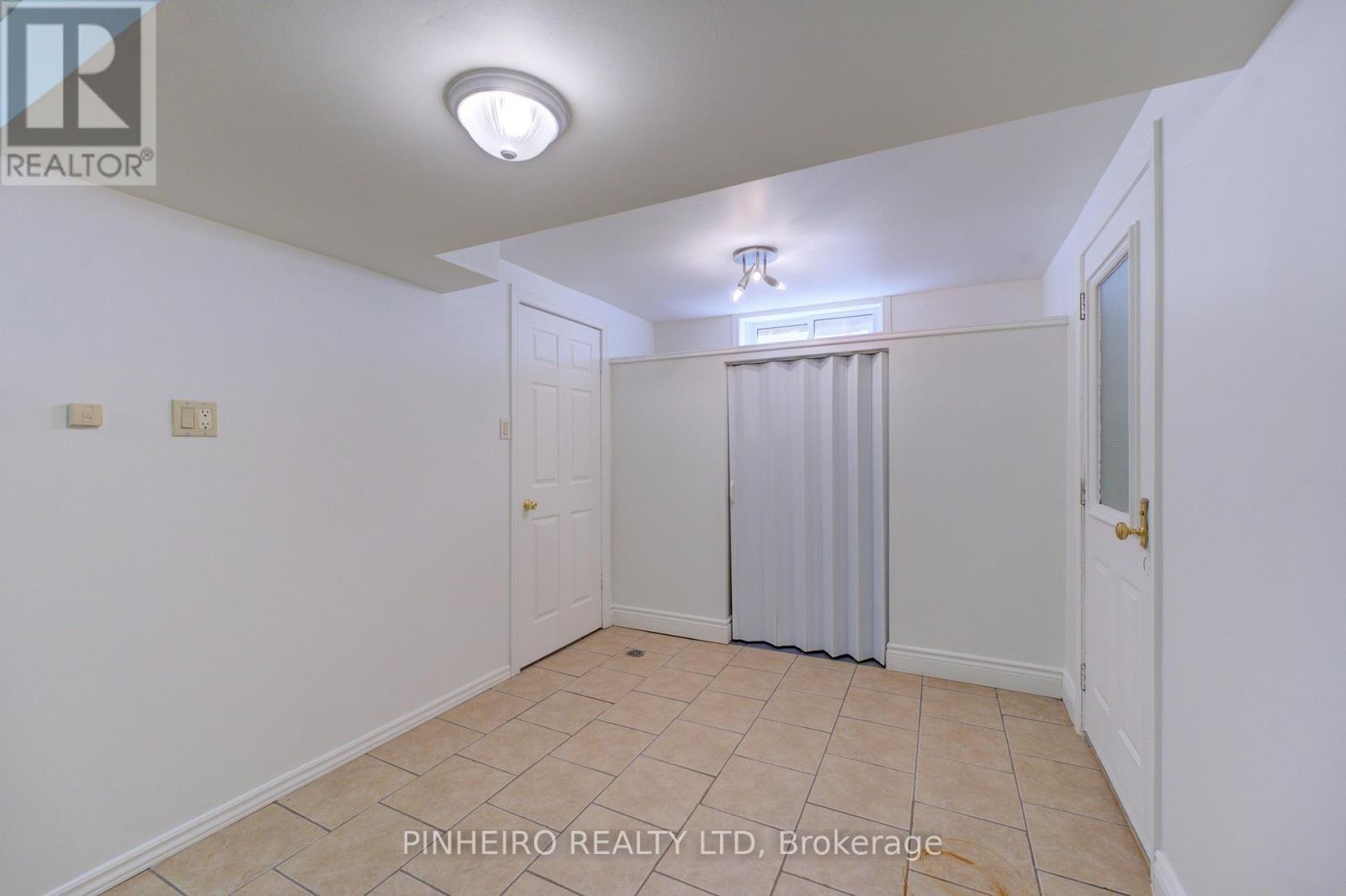 Photo 32 of 67 Harcroft Crescent, London South ON