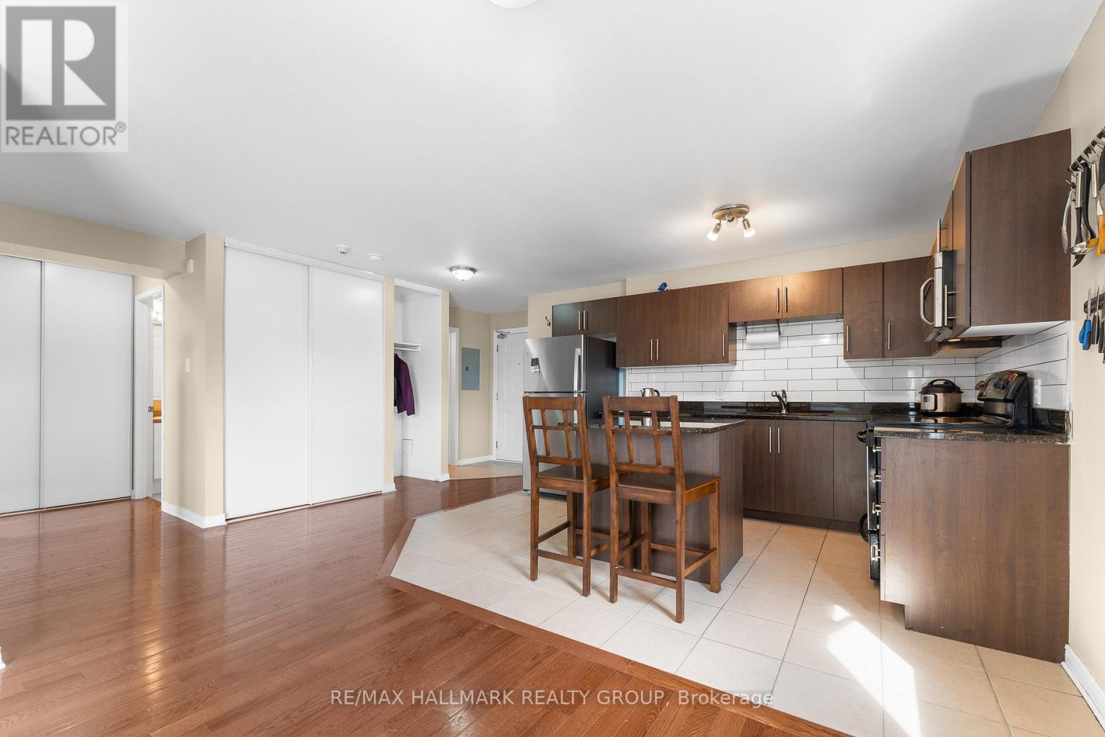 Photo 5 of 401 646 Cummings Avenue, Ottawa ON