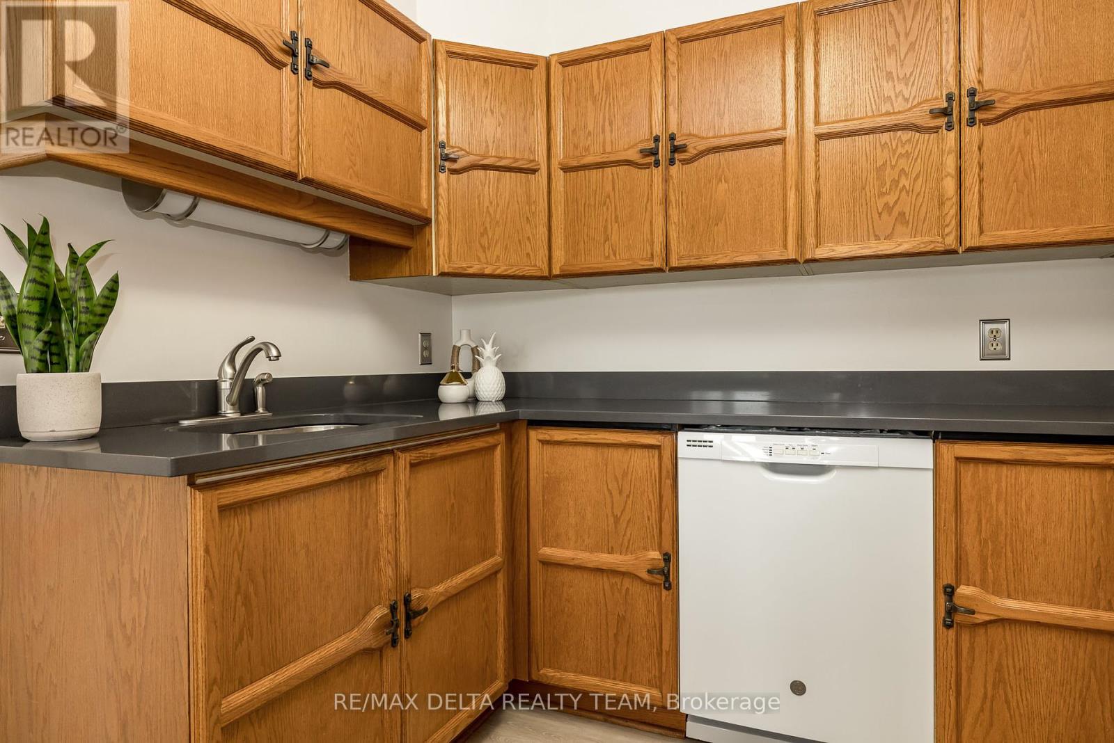 Photo 9 of 205 1720 Marsala Crescent, Ottawa ON