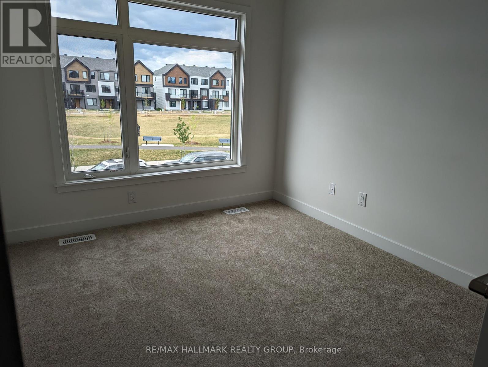 Photo 13 of 262 Darjeeling Avenue, Ottawa ON