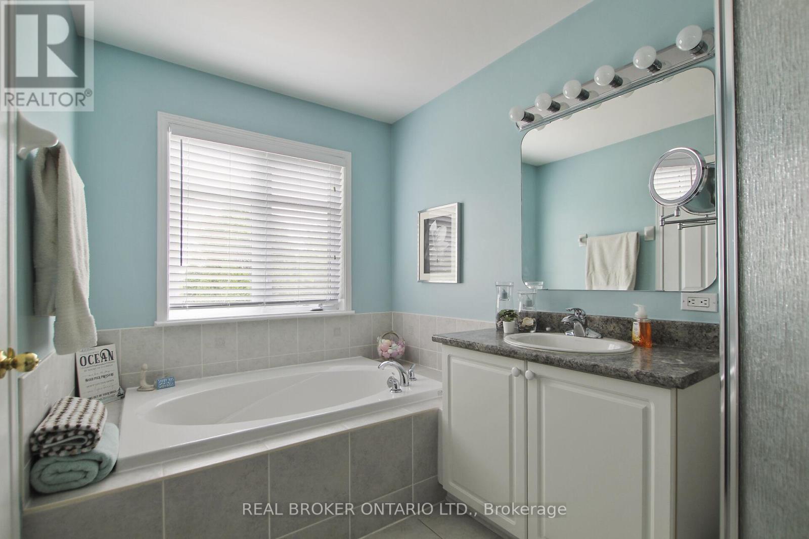 Photo 17 of 193 Deercroft Avenue, Ottawa ON