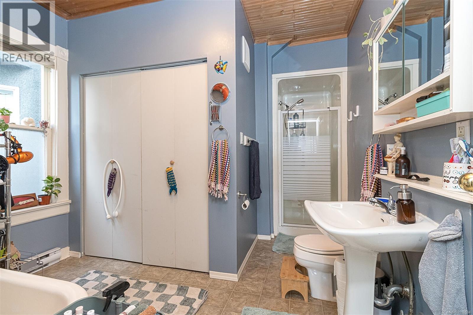 2411 Quadra St, Victoria