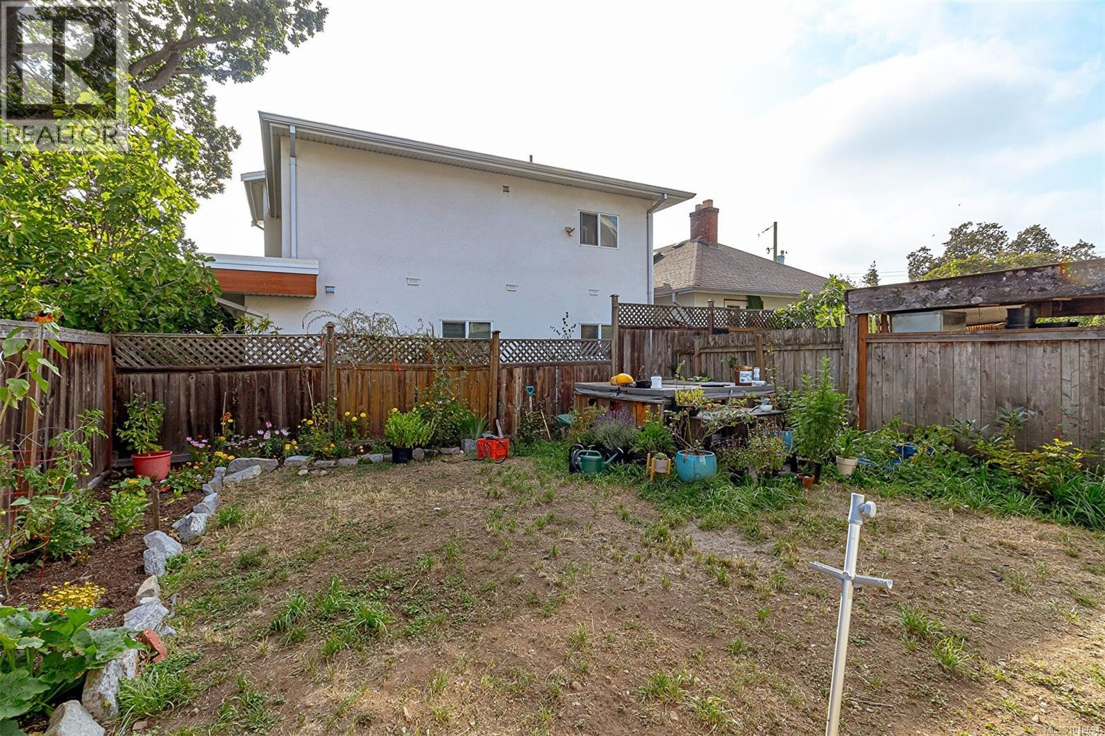 2411 Quadra St, Victoria