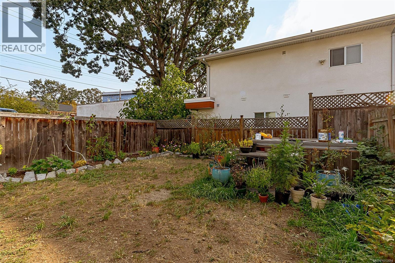 2411 Quadra St, Victoria