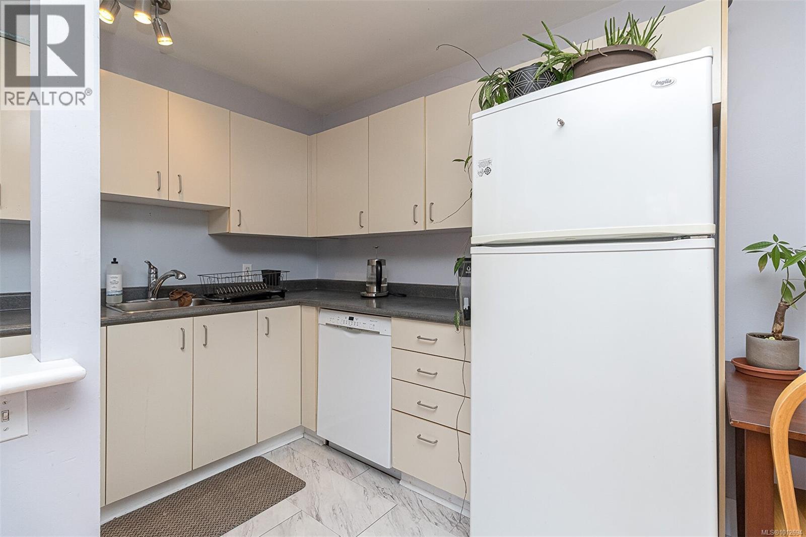 2411 Quadra St, Victoria
