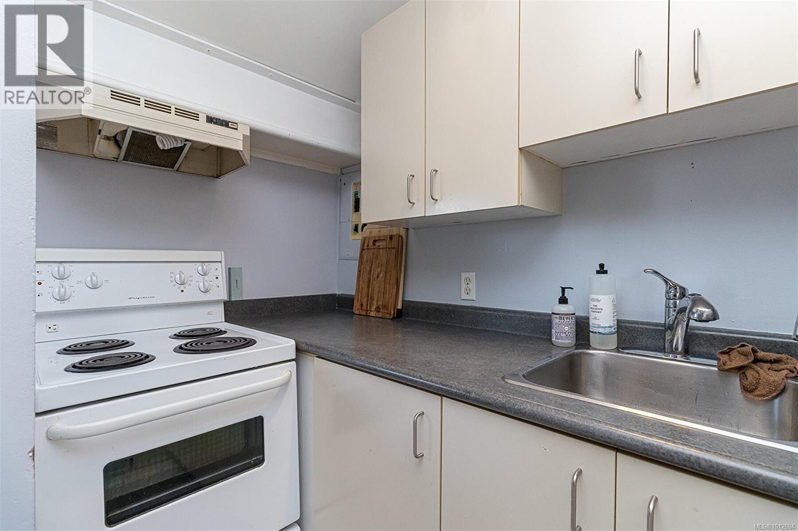 2411 Quadra St, Victoria