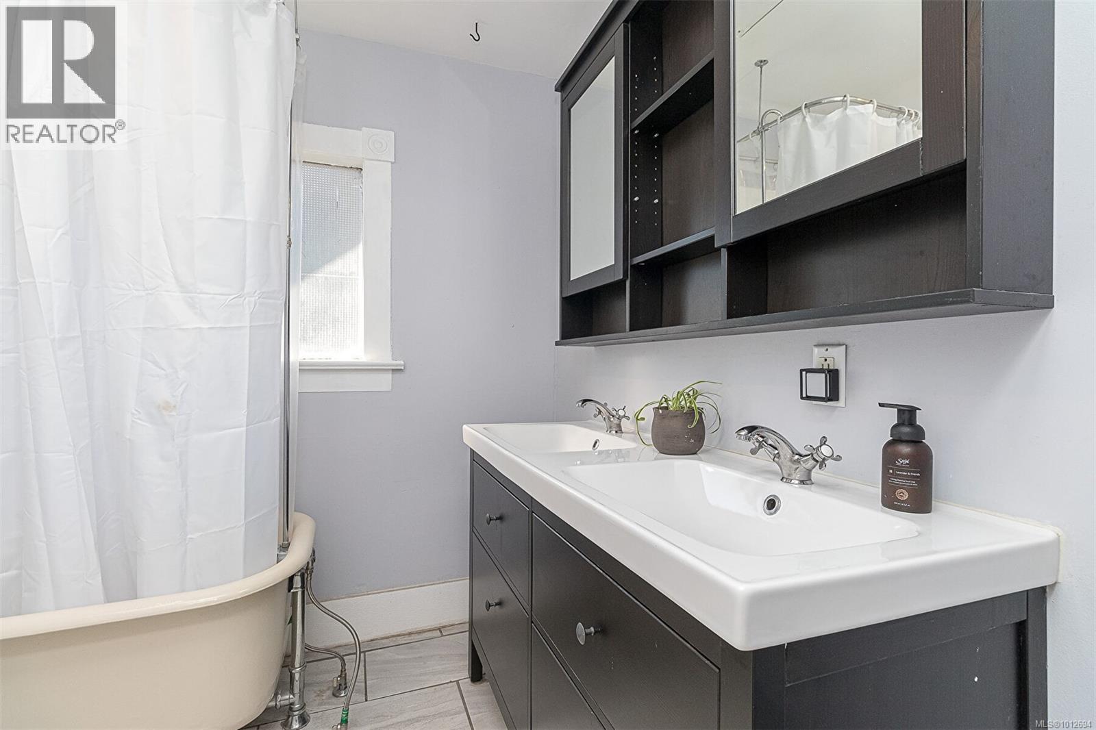 2411 Quadra St, Victoria