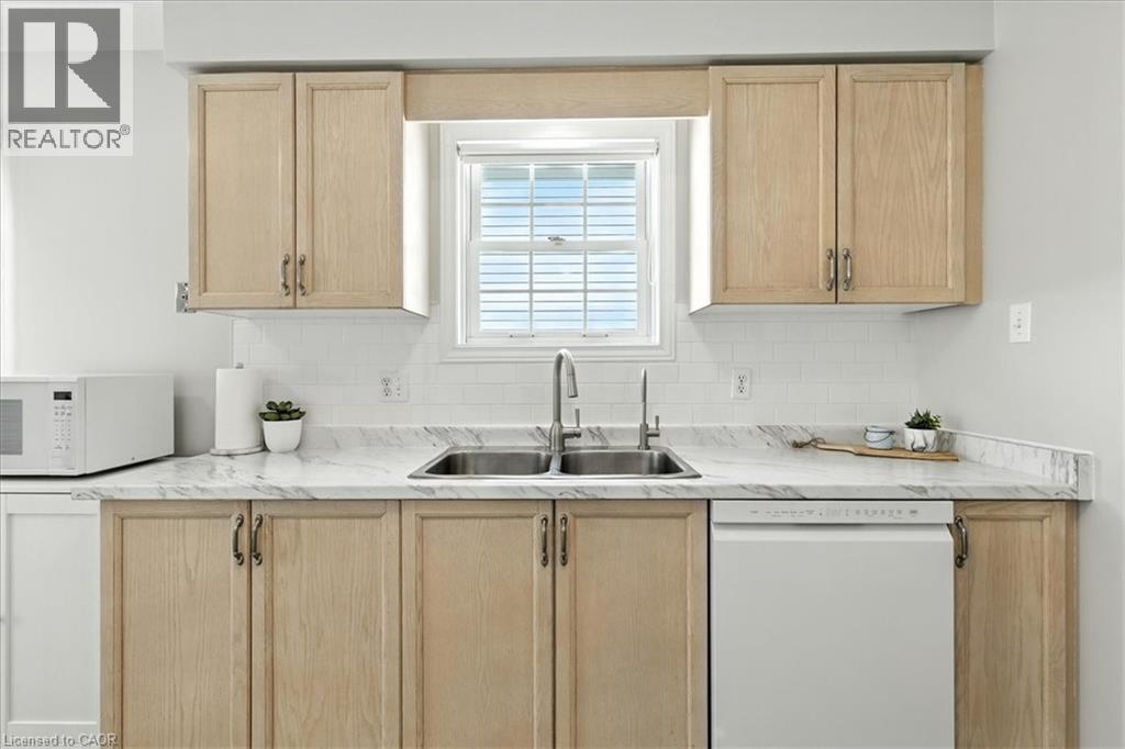 Photo 15 of 53 Wake Robin Drive, Kitchener ON