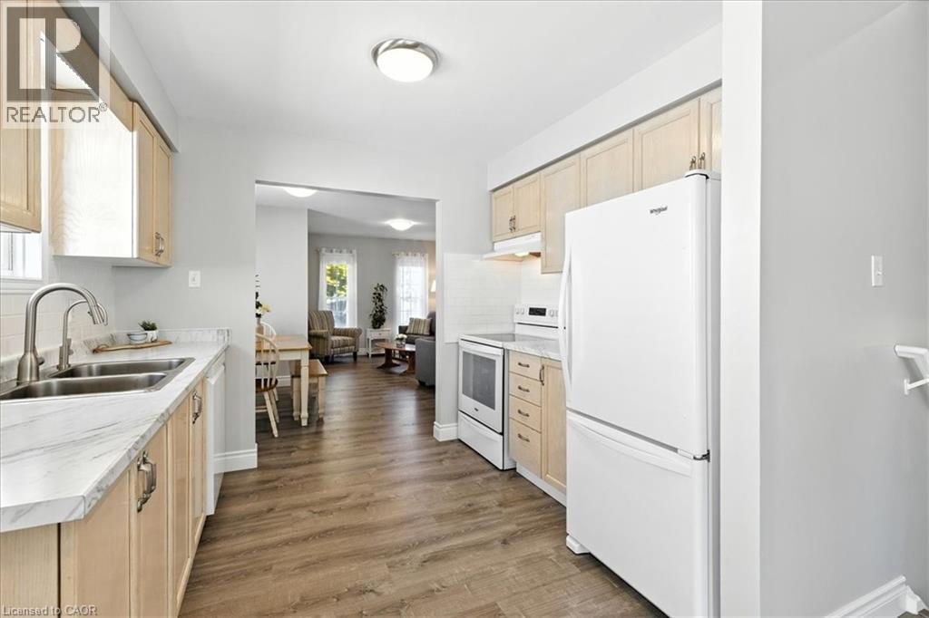 Photo 17 of 53 Wake Robin Drive, Kitchener ON