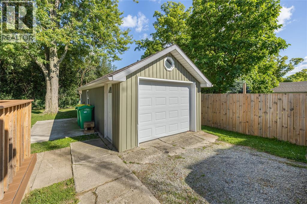 Photo 4 of 452 Maude Street, Petrolia ON