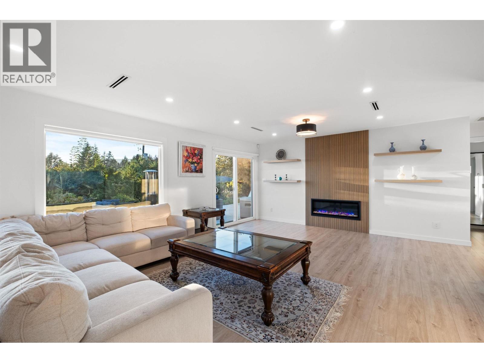 Photo 13 of 3812 Dalkeith Drive, North Vancouver BC