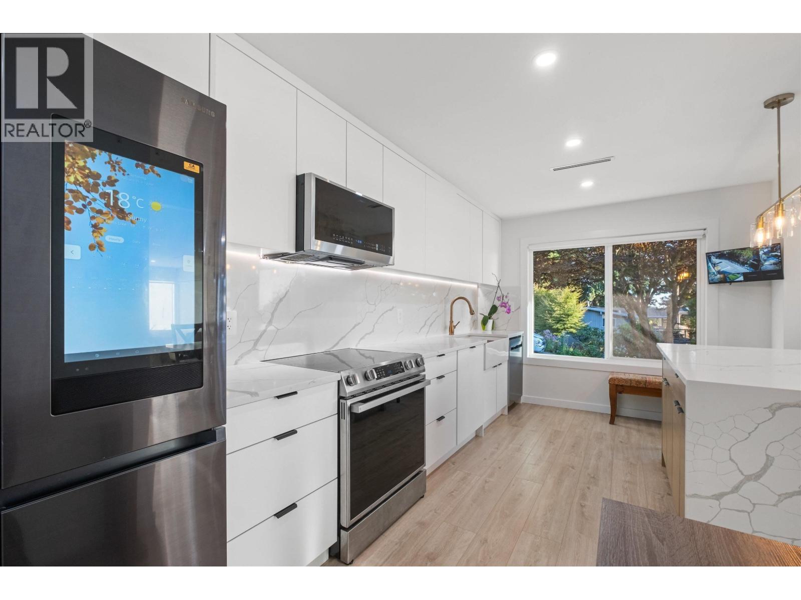 Photo 9 of 3812 Dalkeith Drive, North Vancouver BC