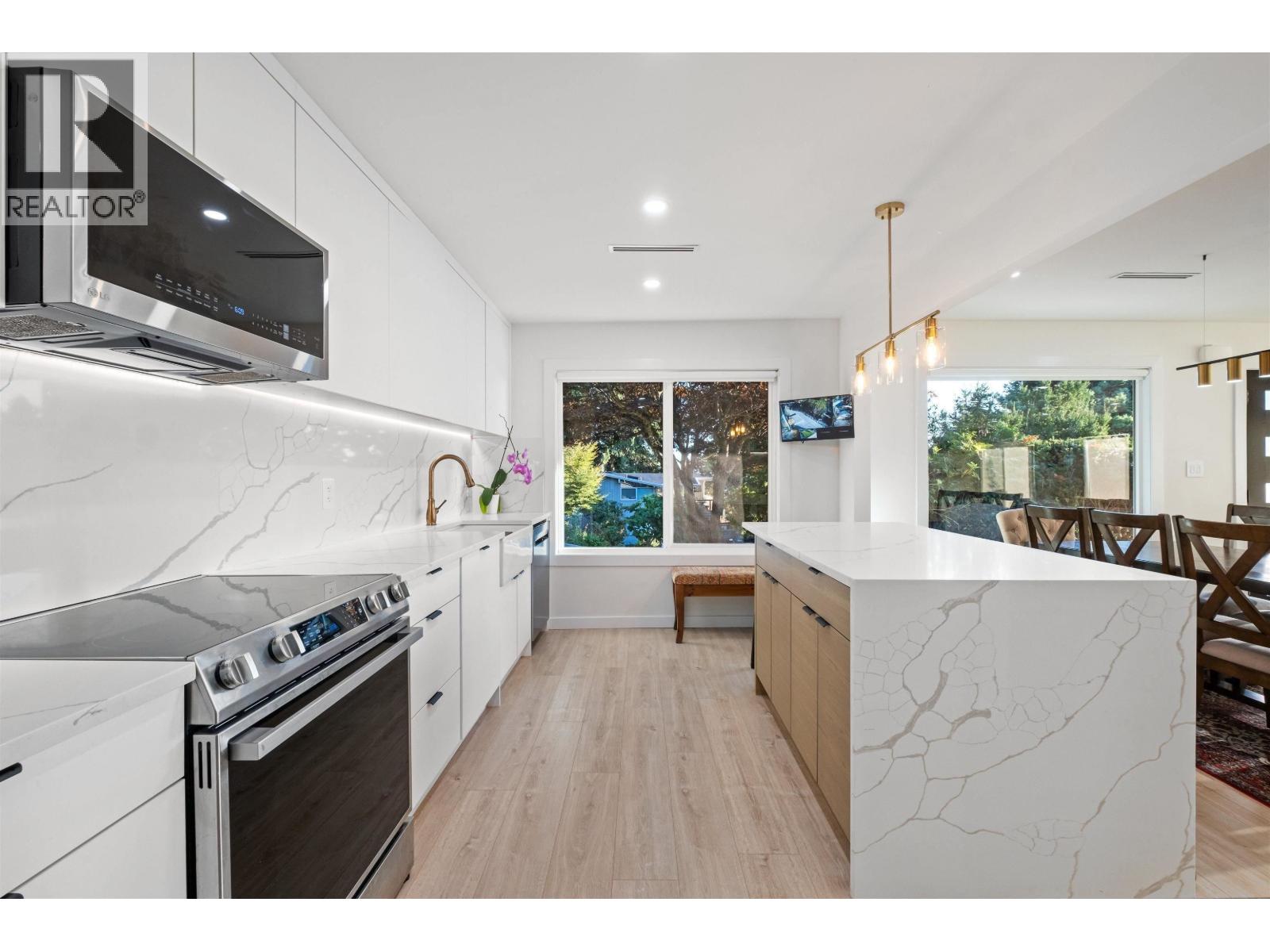 Photo 8 of 3812 Dalkeith Drive, North Vancouver BC