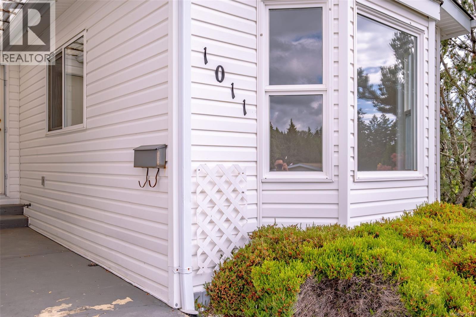 Photo 2 of 1011 Collier Cres, Nanaimo BC