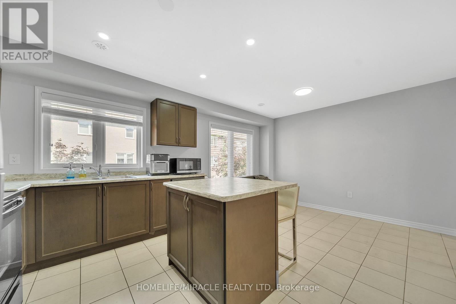 Photo 12 of 43 Baycliffe Crescent, Brampton ON