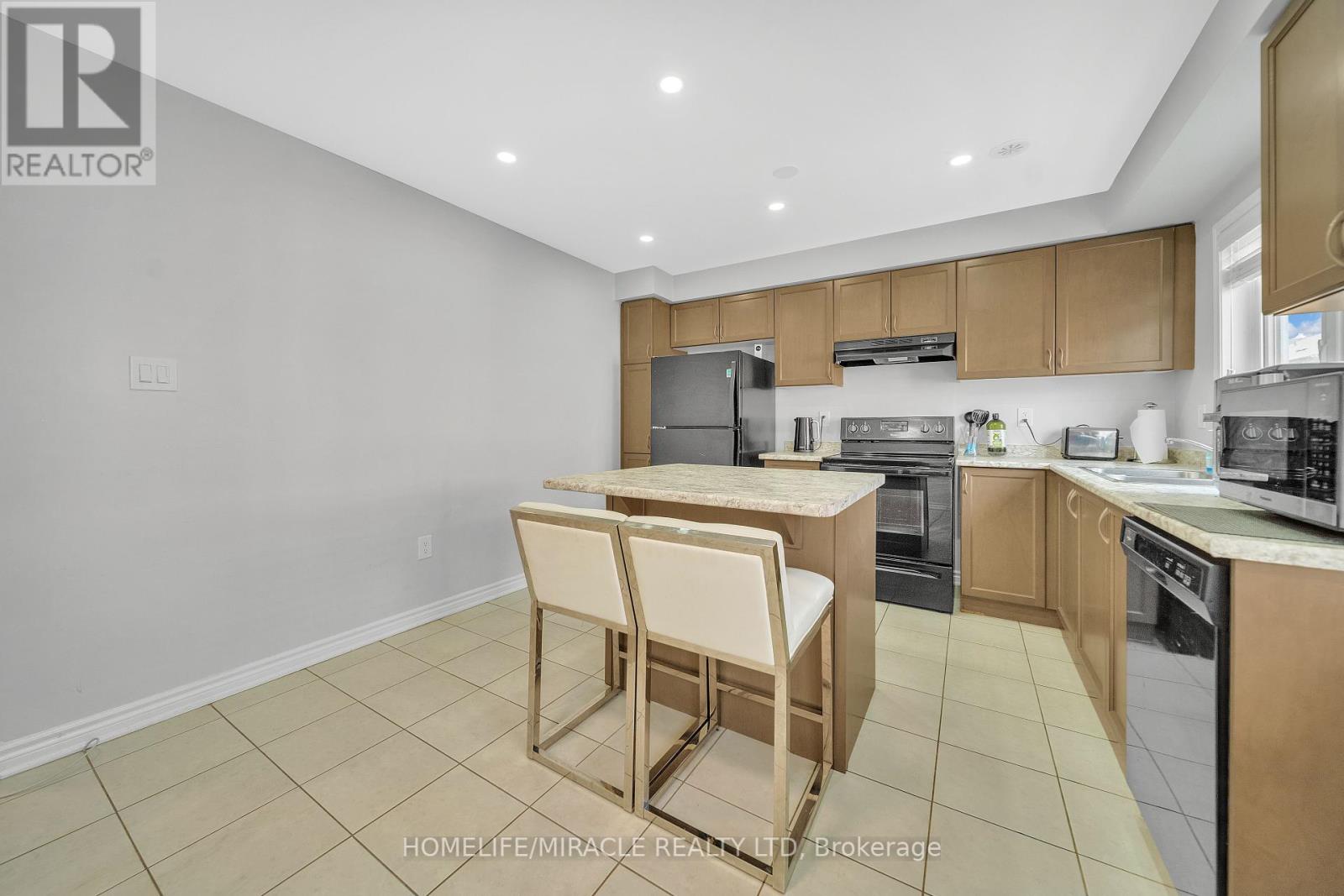 Photo 13 of 43 Baycliffe Crescent, Brampton ON